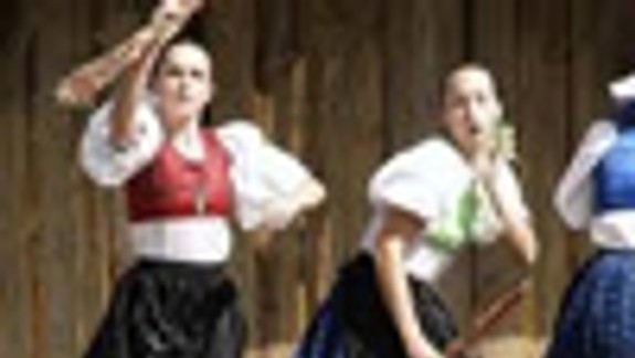 Zaujímavý Metlový tanec na Školskej ulici