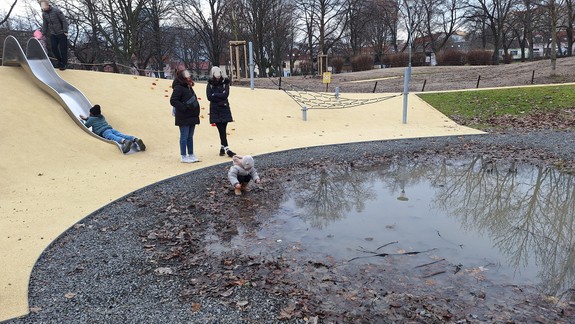 Zo šmykľavky do mláky? Zaskočeným Bratislavčanom v obnovenom parku architekt odkazuje: Chvíľu vydržte!