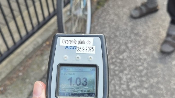 Polícia zastavila cyklistu, ktorý nafúkal viac ako dve promile