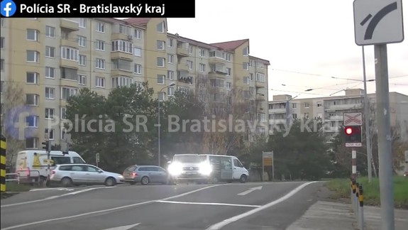 VIDEO Veľmi nebezpečné: Takto spokojne prechádzajú vodiči cez železničné priecestie na červenú