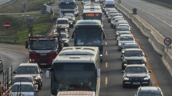 Dnešné ráno v Bratislave:  kolóny, nehody a zdržania