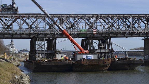 Demontáž Starého mosta zatiaľ mešká