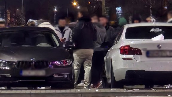 Policajti rozdávali pokuty na autotuningovom zraze