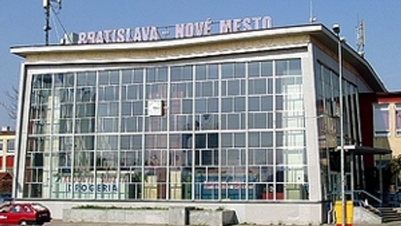 Plošiny na stanici slúžia len vozičkárom, nie však kočíkom