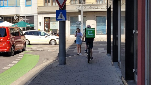 Koho sa týka maximálna rýchlosť na chodníkoch? Policajti vysvetľujú