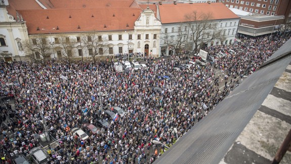 Gašparov odchod opäť žiadalo zaplnené Námestie SNP