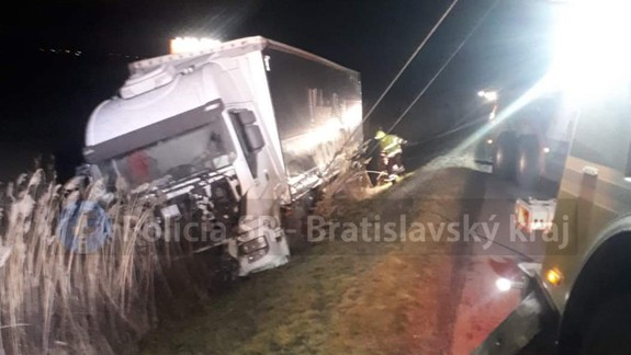 Na diaľnici D2 pred Lozornom uzavreli pravý jazdný pruh, vyťahujú kamión