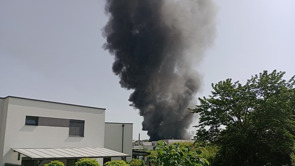 Dym z požiaru v Rovinke sa dostáva aj do Bratislavy, ľuďom odporúčajú nevetrať