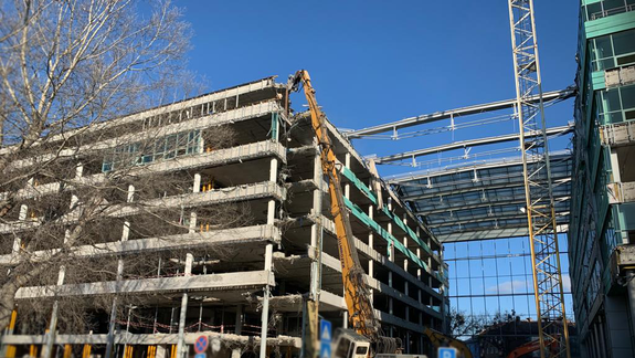 Staré bizniscentrum Apollo 1 už rozoberajú - počas búracích prác očakávajte aj dopravné obmedzenia