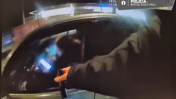 VIDEO: Po náraze sedela a pozerala do mobilu: Opitá vodička zostala s Mercedesom "visieť" na chodníku