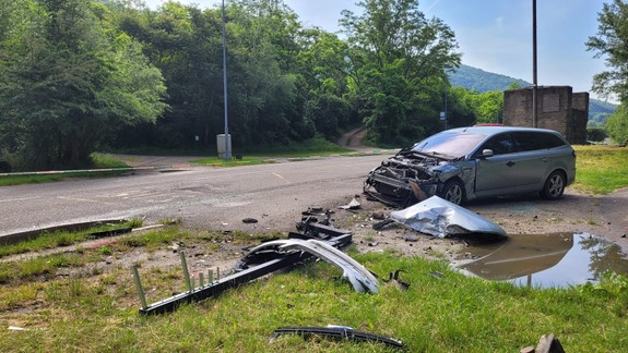 Nehoda v Devínskej Novej Vsi: Mladý 18-ročný vodič vyletel z cesty a narazil do dvoch zaparkovaných áut