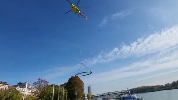 Do Bratislavy priviezli nadrozmerné umelecké dielo i ostatky neznámeho vojaka