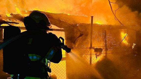 FOTO: Na Slovnaftskej niekto úmyselne podpálil štyri chatky
