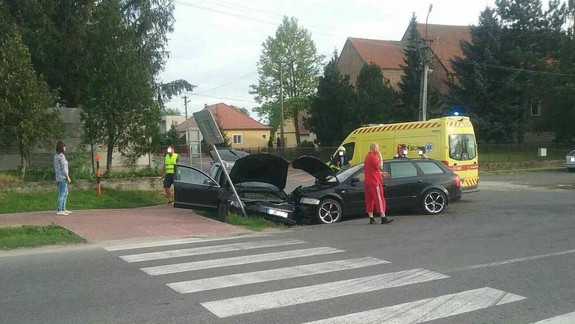 Nehoda: Na križovatke sa zrazili dve autá