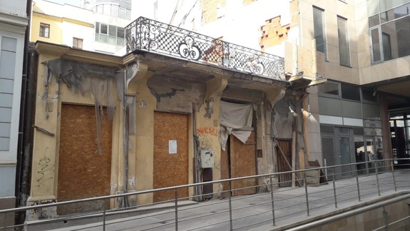 FOTO Snaha o záchranu stroskotala, budovu Šenkvickej viechy zrovnajú so zemou