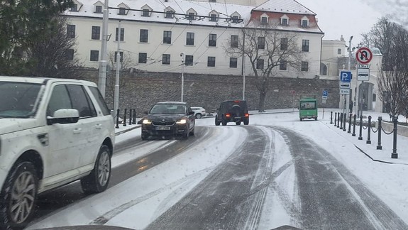 Polícia vyzýva vodičov na opatrnosť, na juhozápade Slovenska má husto snežiť