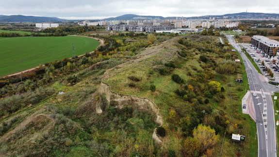 Likvidácia odpadu: Prvú etapu asanácie tzv. petržalského kopca môžu ukončiť koncom leta