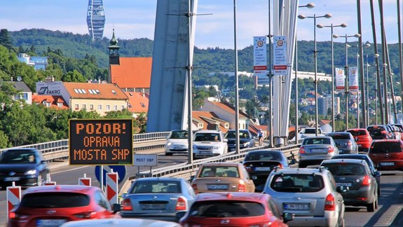 Nezabudnite, oddnes začínajú opravovať vozovku na Moste SNP