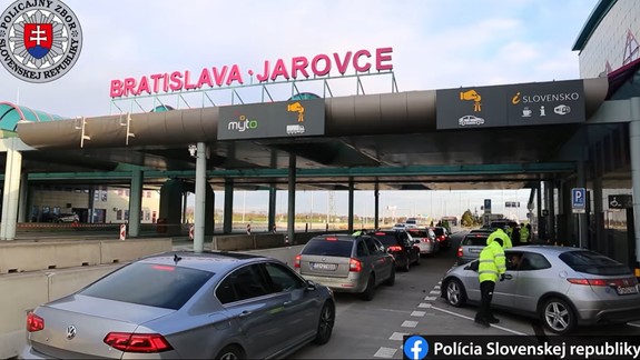 Policajti sa pri kontrole opatrení zamerali aj na hraničné priechody