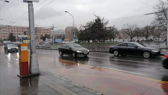 Vodiči hlásia viacero problémov na cestách - polícia zverejnila fotky aj z vážnej nehody na diaľnici D2