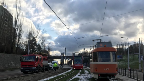 FOTO: Na zrekonštruovanú trať v Karlovej Vsi dnes pustili prvú ozajstnú električku