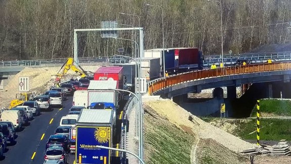 Na diaľnici D1 sa zrazili dva kamióny a osobné auto, zostala neprejazdnä