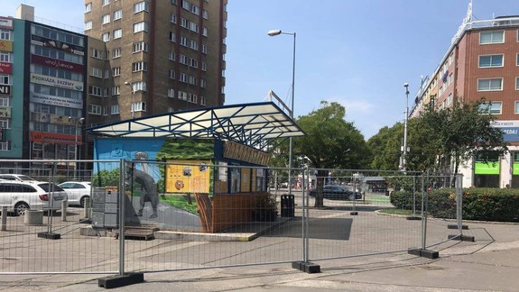 FOTO: Začali odstraňovať stánky s občerstvením na Kamennom námestí - môže to odštartovať jeho revitalizáciu?