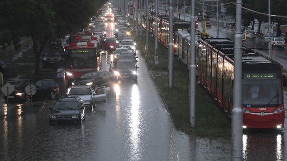 FOTO a VIDEO: Bratislava pod vodou, prietrž mračien zaplavila mesto - evakuovať museli aj nákupné centrá!