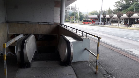 Sklamaná čitateľka Kristína: Prečo pohyblivé schody pri rušnej zastávke MHD na Patrónke stoja?