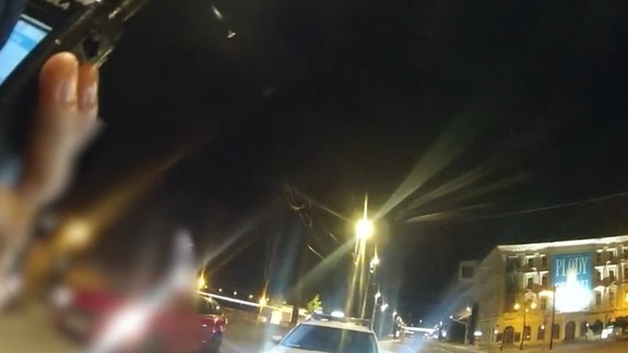 VIDEO: Čerstvý absolvent práva si poškodil na nábreží auto, odmietol fúkať, no poučoval policajtov