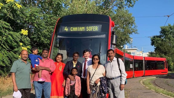 Úžasné. Indická rodina pricestovala až z Dubaja, aby videla bratislavské električky