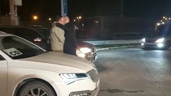 VIDEO Korčok objal veľvyslanca: Na priechod Čunovo - Rajka dorazil náš diplomatický konvoj z Ukrajiny