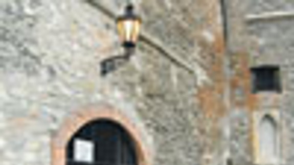 Ľudia na kopci a pod ním si pomáhali