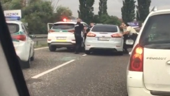 VIDEO: Divoká naháňačka sa skončila dramatickým zadržaním vodiča, ktorý autom ohrozoval a zranil aj dvoch policajtov!