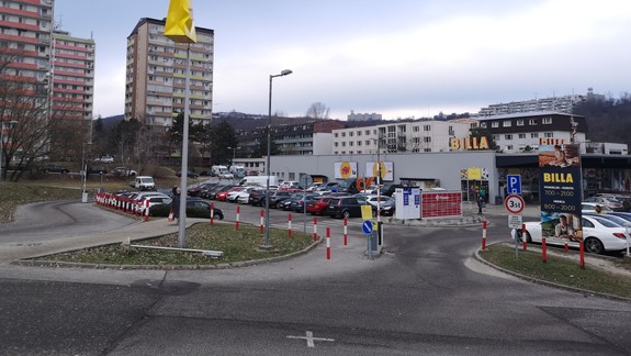 Pred supermarketom na Segnerovej spustia nočné parkovanie