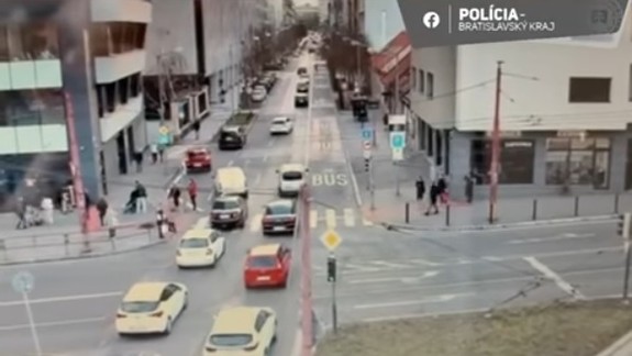 VIDEO: Nič netušiacu cyklistku napadol na ulici muž ozbrojený nožom