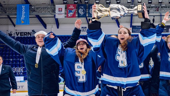 Velká radosť: Hokejistky Slovana získali titul v extralige žien