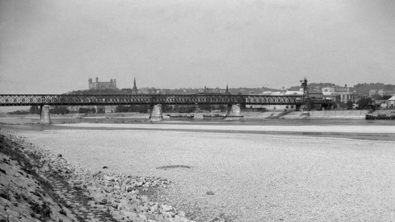 FOTO: Aj vy ste niekedy prešli cez koryto Dunaja na druhý breh suchou nohou?