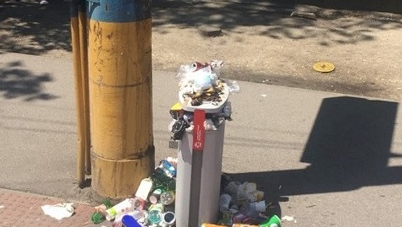 FOTO: Hrôza. Takto vyzerajú smetné koše na zastávkach MHD