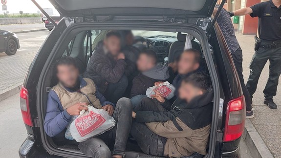 Policajná kontrola na hraniciach s Maďarskom: Zadržaní migranti zo Sýrie a vodič pozitívny na drogy