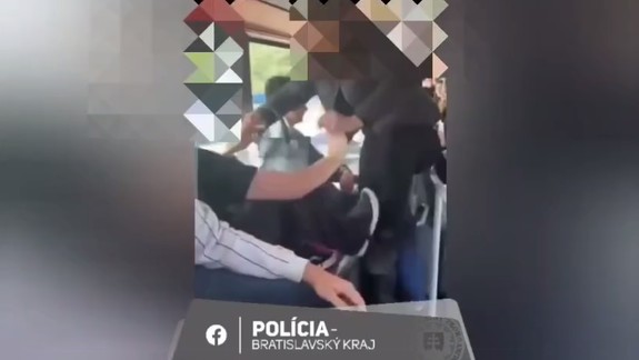VIDEO Bitka v MHD i na ulici: Agresívna žena napádala po Bratislave mužov, jej dlhodobé vyčíňanie ukončili policajti