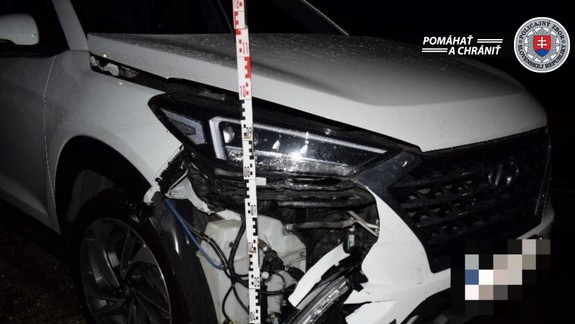 Do muža sediaceho na okraji cesty narazilo pri Bratislave auto