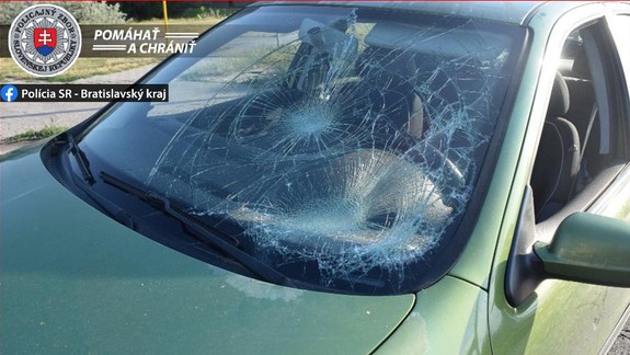 Nezodpovedná cyklistka nezosadla z bicykla a spôsobila dopravnú nehodu