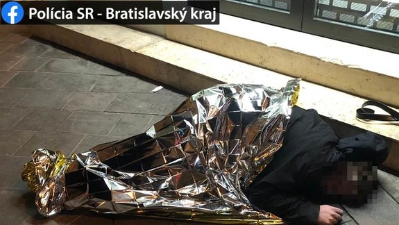 FOTO: Policajti zachraňovali život mladému Angličanovi - ležal na Panskej a bol na mol!