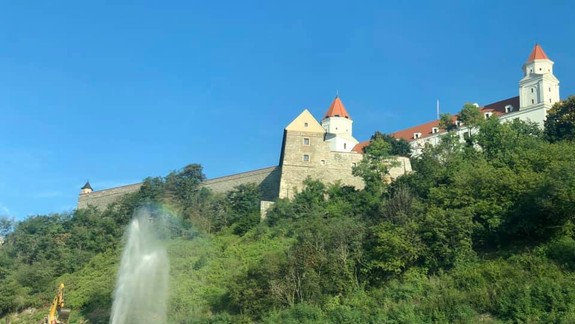 FOTO a VIDEO: Na Vodnej veži pod Bratislavským hradom bola ráno nová atrakcia - striekajúci gejzír