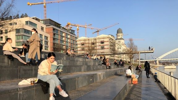 Lockdown v Bratislave: Ľudia si užívali prvé teplé slnečné dni, postávajúce skupinky známych kávičkovali