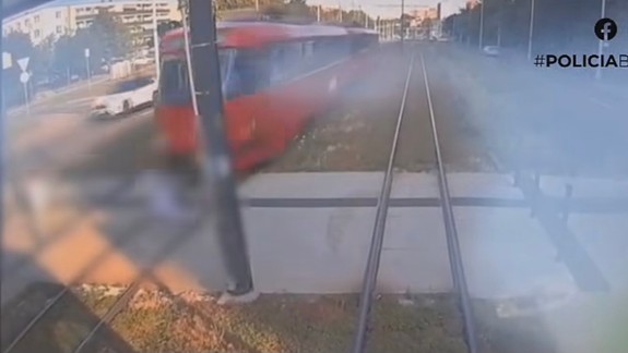 VIDEO: Na Karloveskej zrazila električka maloletého chlapca