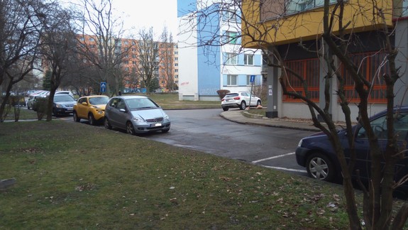 Ako sa bude parkovať v Ružinove? Mestská časť obstaráva prieskumy