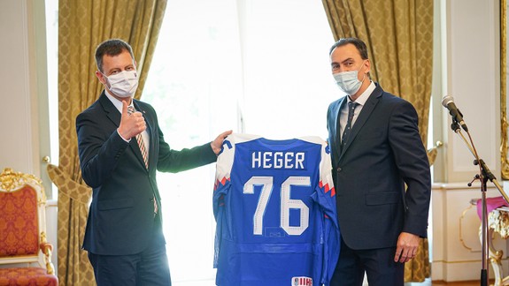 FOTO: Premiér Heger prijal na Úrade vlády hokejových reprezentantov SR - dostal od nich aj dres!