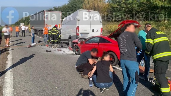 Dopravu z D2 v smere do ČR pre nehodu odklonili na zjazd Lozorno